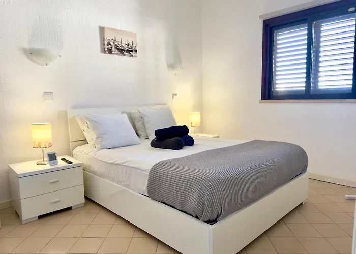 Les 3 Dauphins In Albufeira